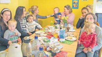 Ungezwungener Austausch: Beim wöchentlichen Frühstück der frühen Hilfen geben sich die Mütter auch gern gegenseitig Tipps.