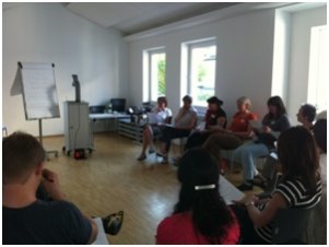 Die Familienpaten beschäftigen sich an praktischen Beispielen mit dem Thema Grenzverletzung.